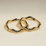 Astrid & Miyu Scalloped Crystal Medium Hoops créoles dorées cristal