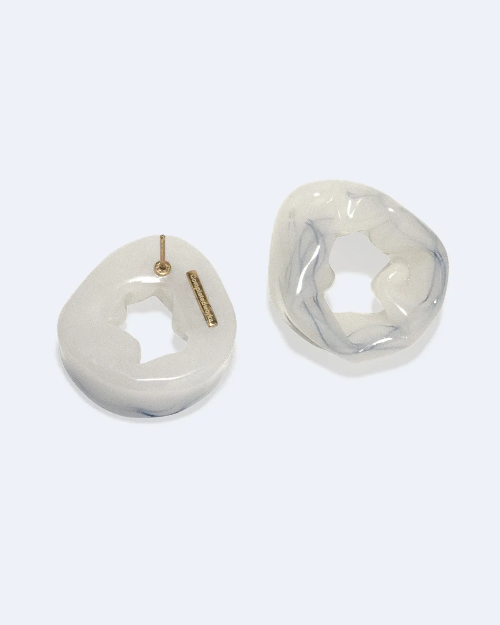 Completedworks Scrunch Threads boucles d’oreilles résine blanche vermeil
