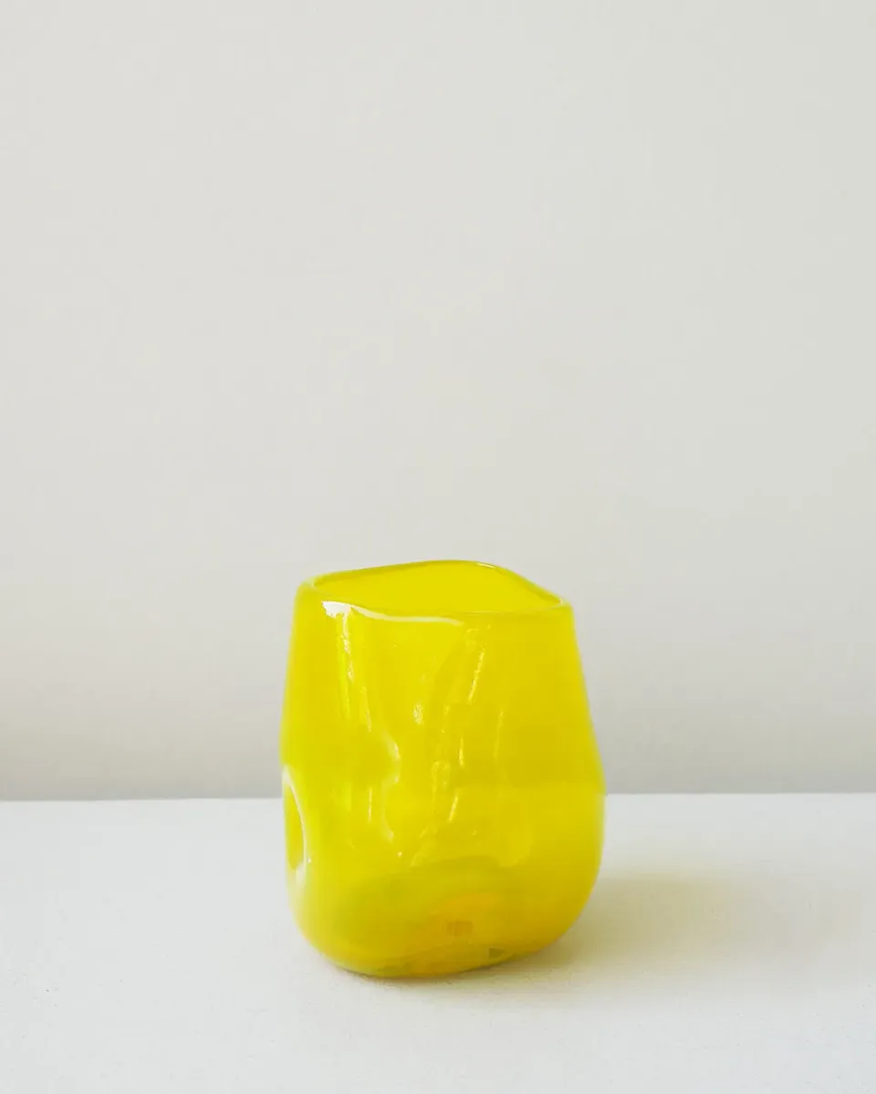 Completedworks Thaw verre jaune verre recyclé