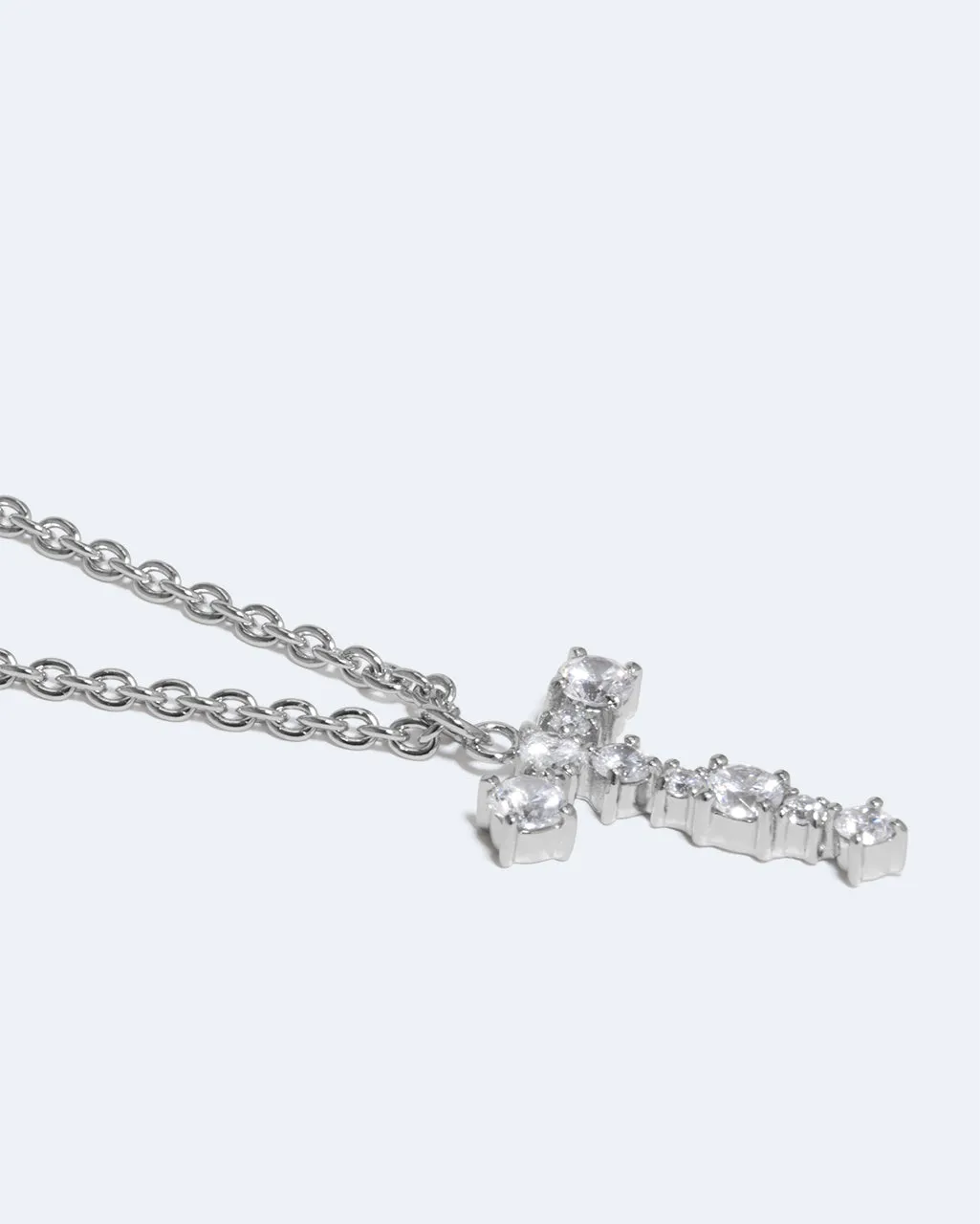 Completedworks Glitchy T pendentif lettre rhodié zirconia