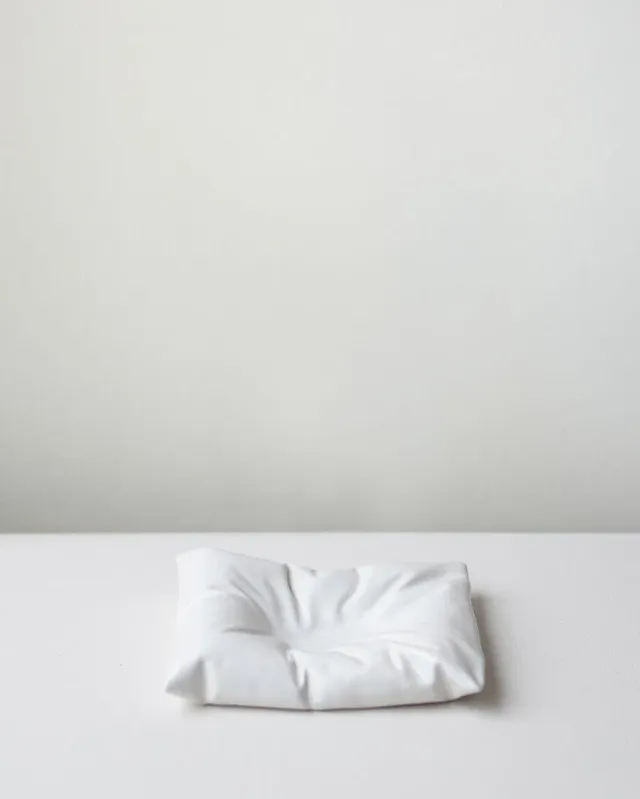 Completedworks Fold Plush vase coussin blanc mat céramique