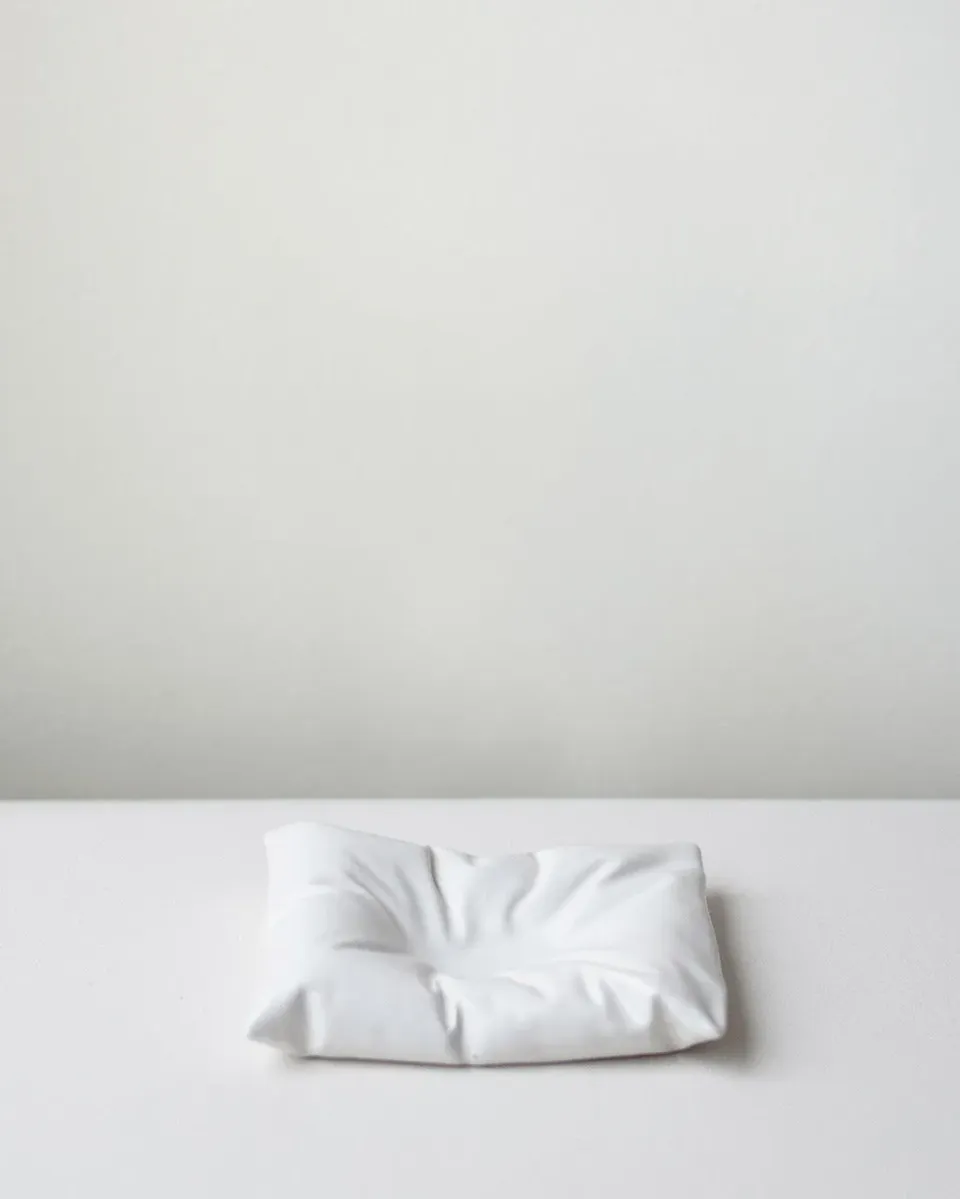Completedworks Fold Plush vase coussin blanc mat céramique