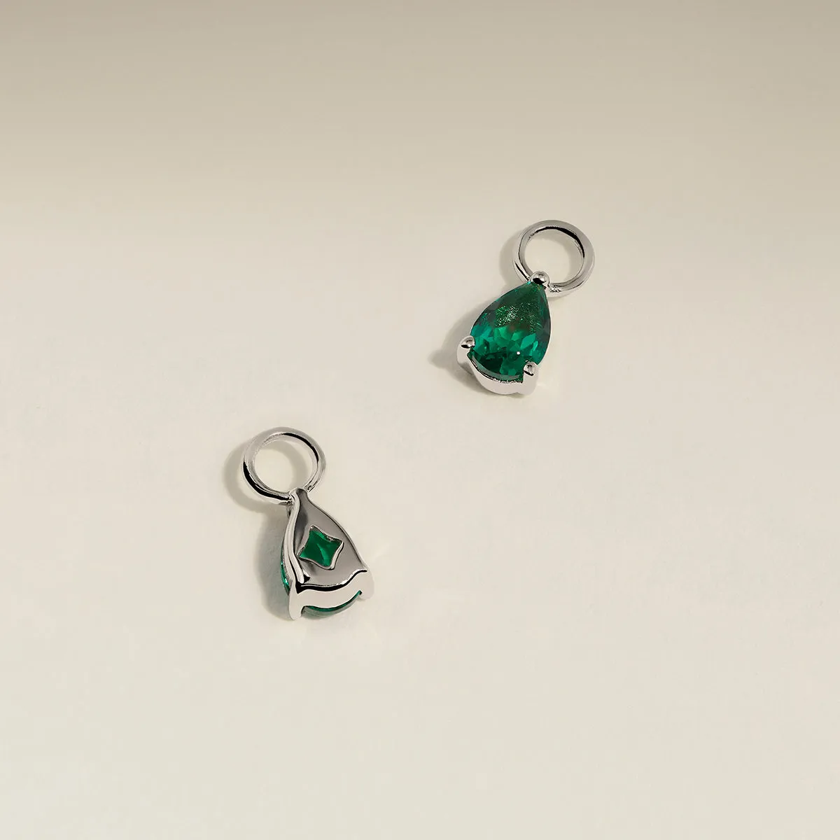 Astrid & Miyu Emerald May charm émeraude or blanc
