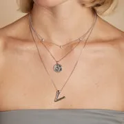 Astrid & Miyu V Initial Bold collier argent lettre V