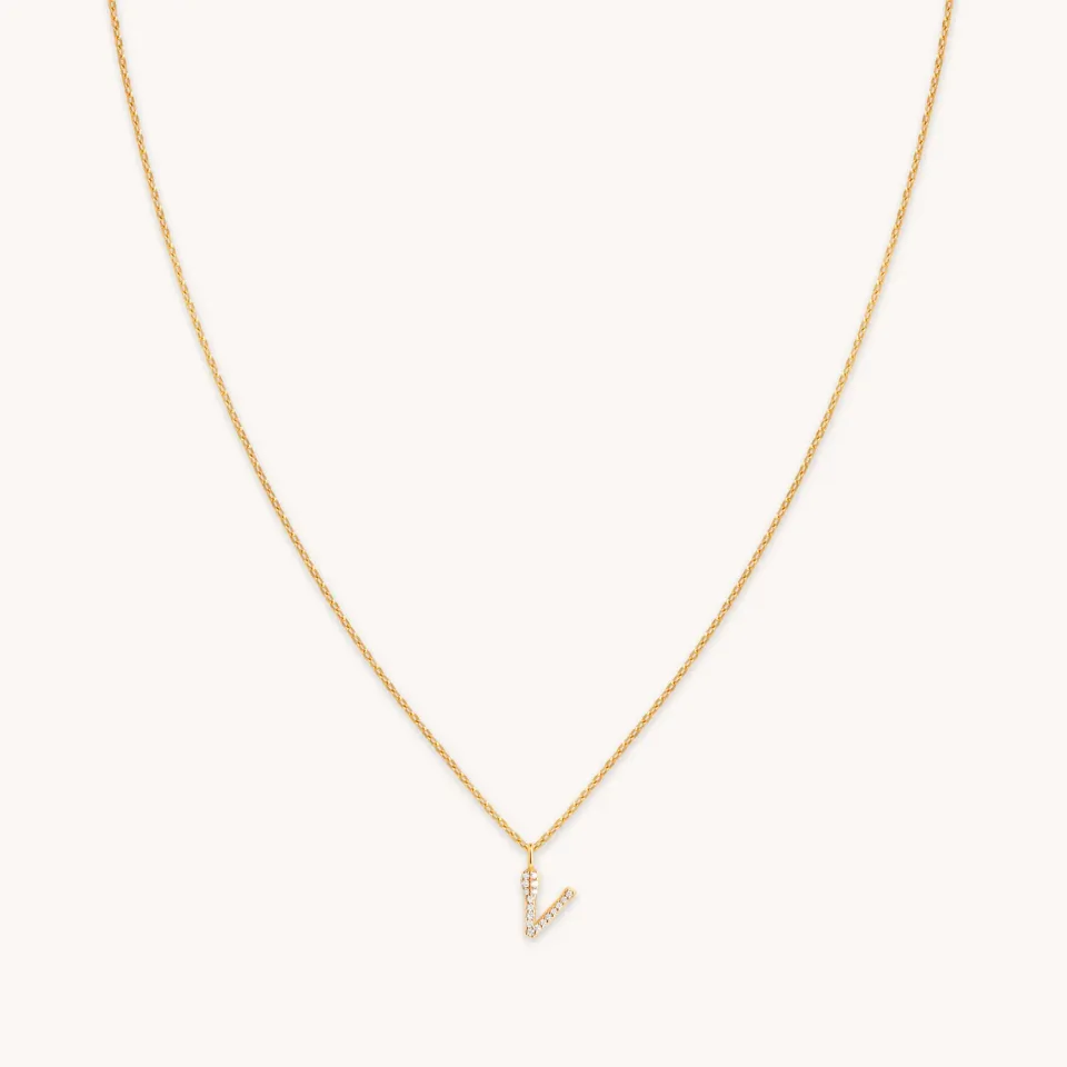 Astrid & Miyu V Initial Pavé collier or initiale V