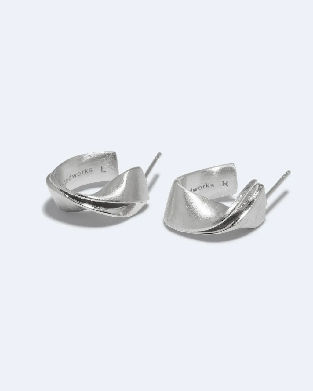 Completedworks Plume boucles argent recyclé courts