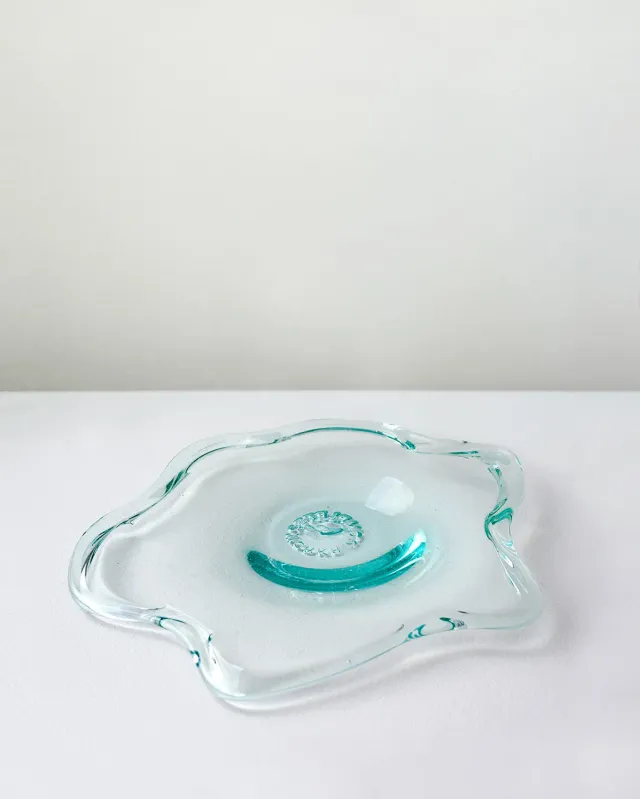 Completedworks Pond assiette verre recyclé bleu