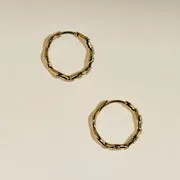 Astrid & Miyu Scalloped Crystal Medium Hoops créoles dorées cristal