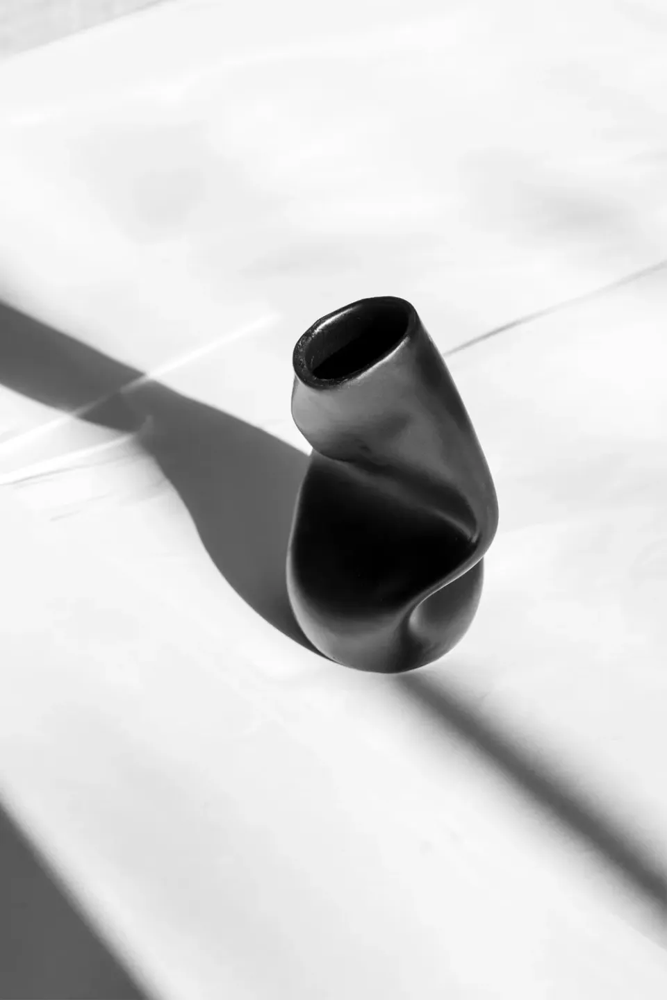 Completedworks Solitude vase céramique noir brillant