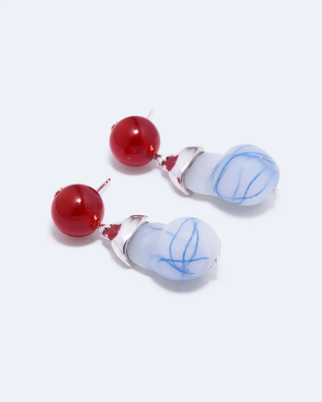 Completedworks Beak boucles d’oreilles agate résine bleue