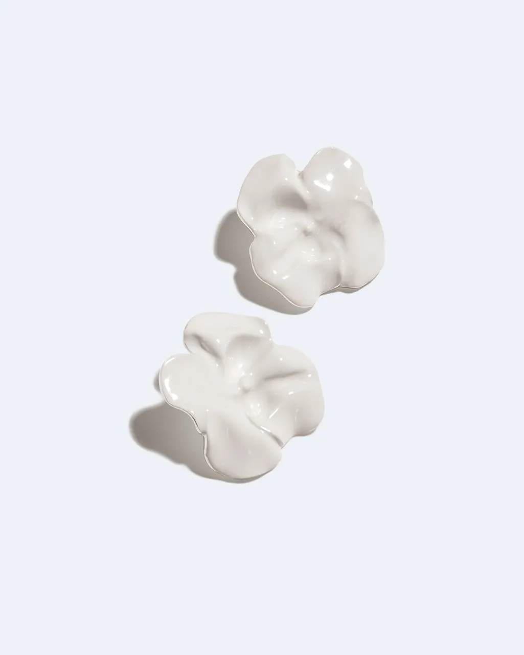 Completedworks Meringue boucles d’oreilles blanc émail