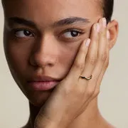 Astrid & Miyu Scalloped Band bague dorée festonnée