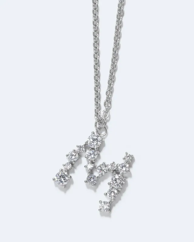 Completedworks Glitchy M collier pendentif rhodié zirconium