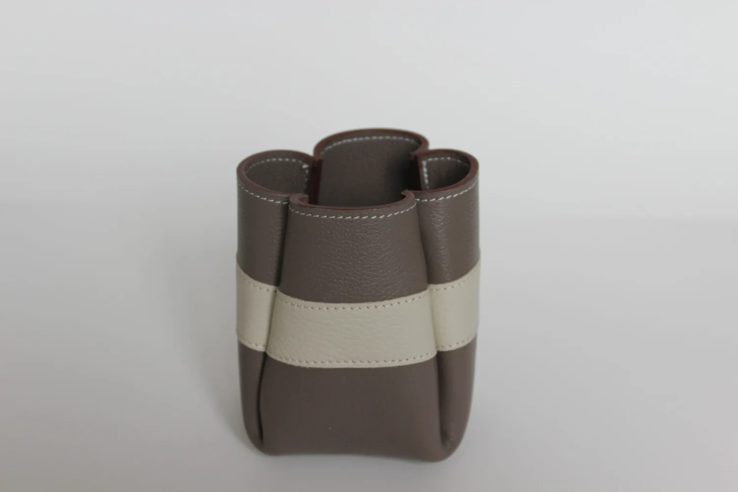 Drelin Gris Blanc cassé pot à crayons cuir 9,5 cm fait main