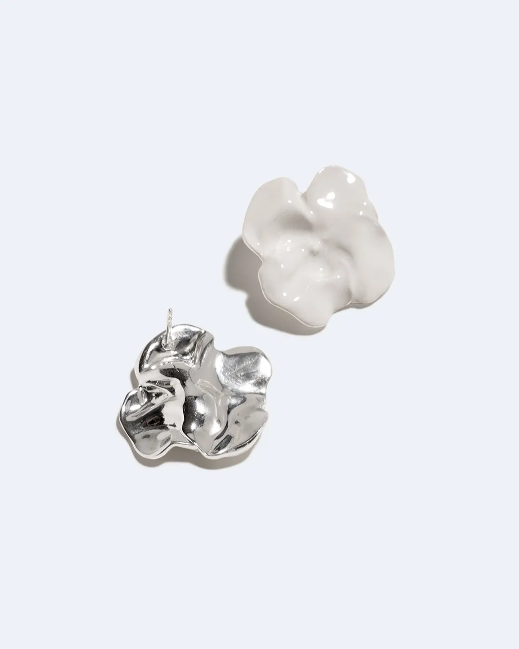 Completedworks Meringue boucles d’oreilles blanc émail
