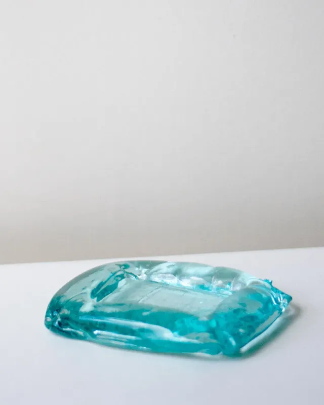 Completedworks Exhale cendrier coussin verre recyclé bleu