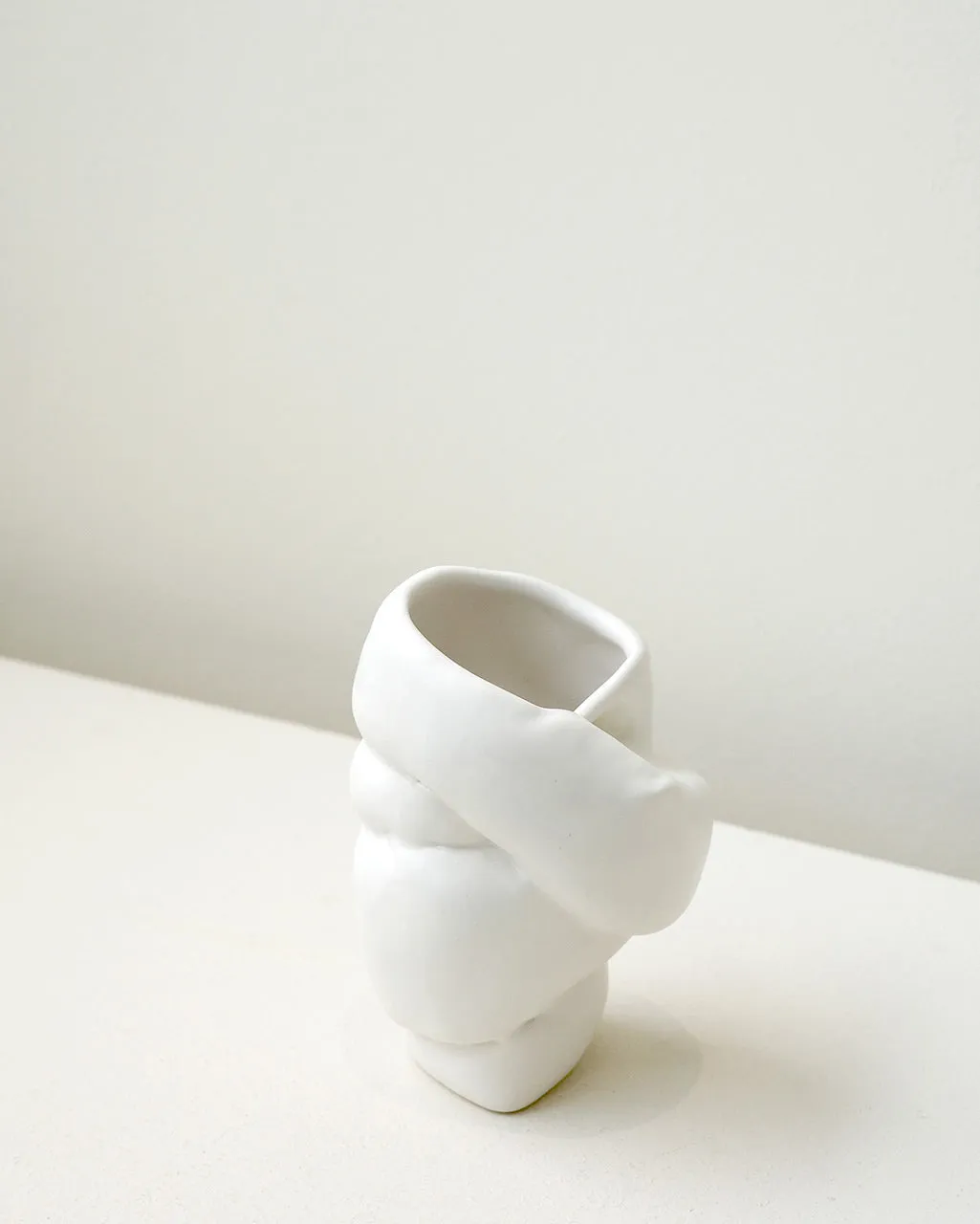 Completedworks Well Wrapped petit vase céramique blanc mat