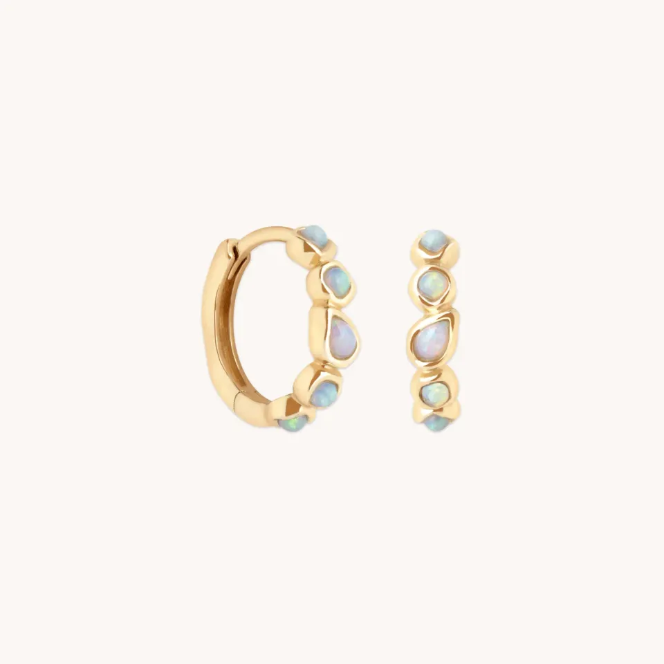 Astrid & Miyu Opal Pear Bezel Huggies créoles or massif opale