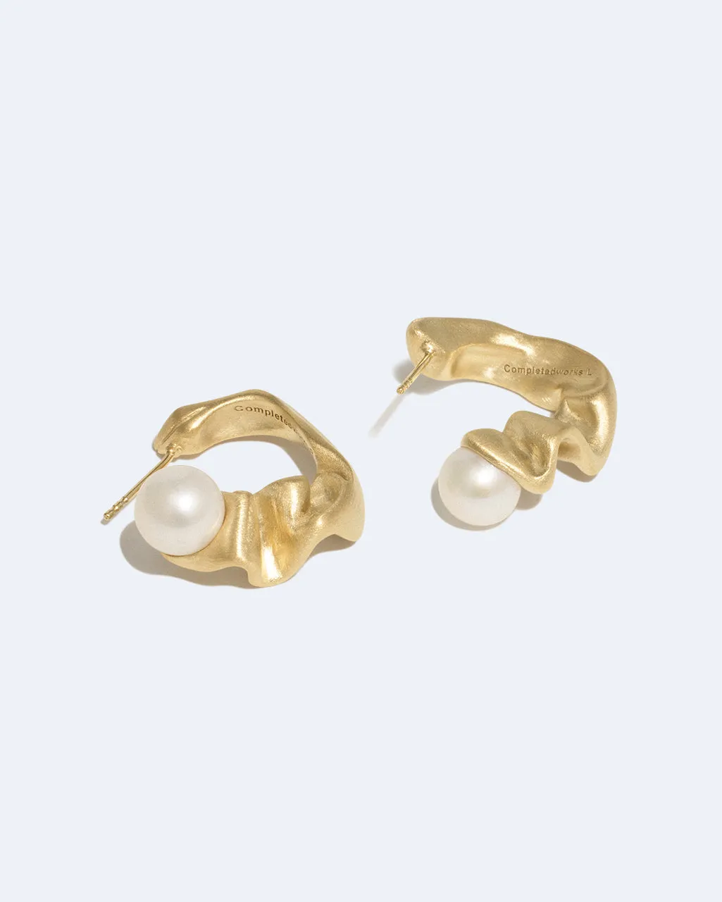 Completedworks Crumple II boucles créoles perle vermeil