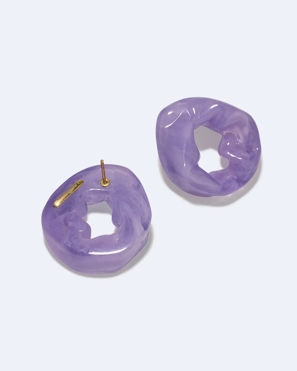 Completedworks Scrunch boucles d'oreilles résine lilas vermeil