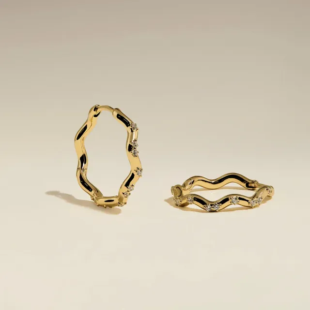 Astrid & Miyu Scalloped Crystal Medium Hoops créoles dorées cristal