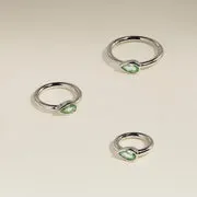 Astrid & Miyu Green Sapphire Pear piercing anneau or blanc