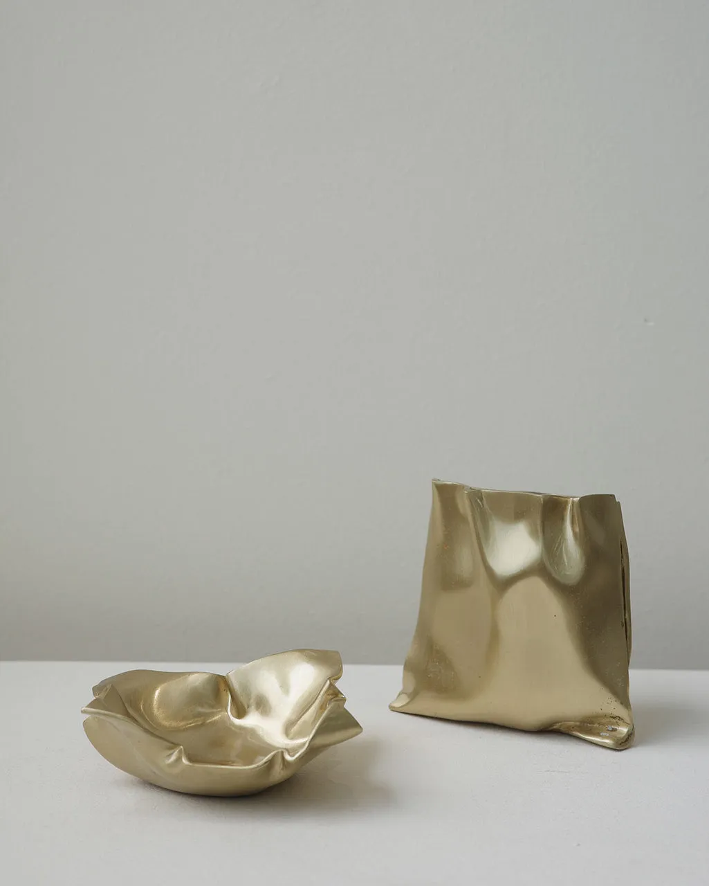 Completedworks Crumpled coupelle laiton brossé