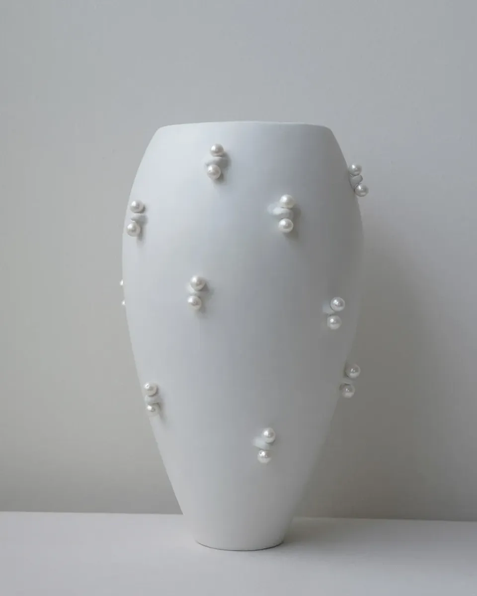 Completedworks Pinched Large vase blanc perle eau douce
