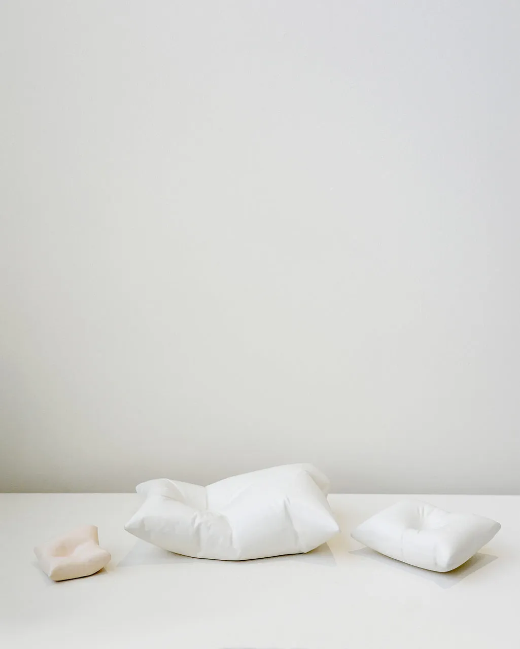Completedworks Plush II coussin céramique blanc mat