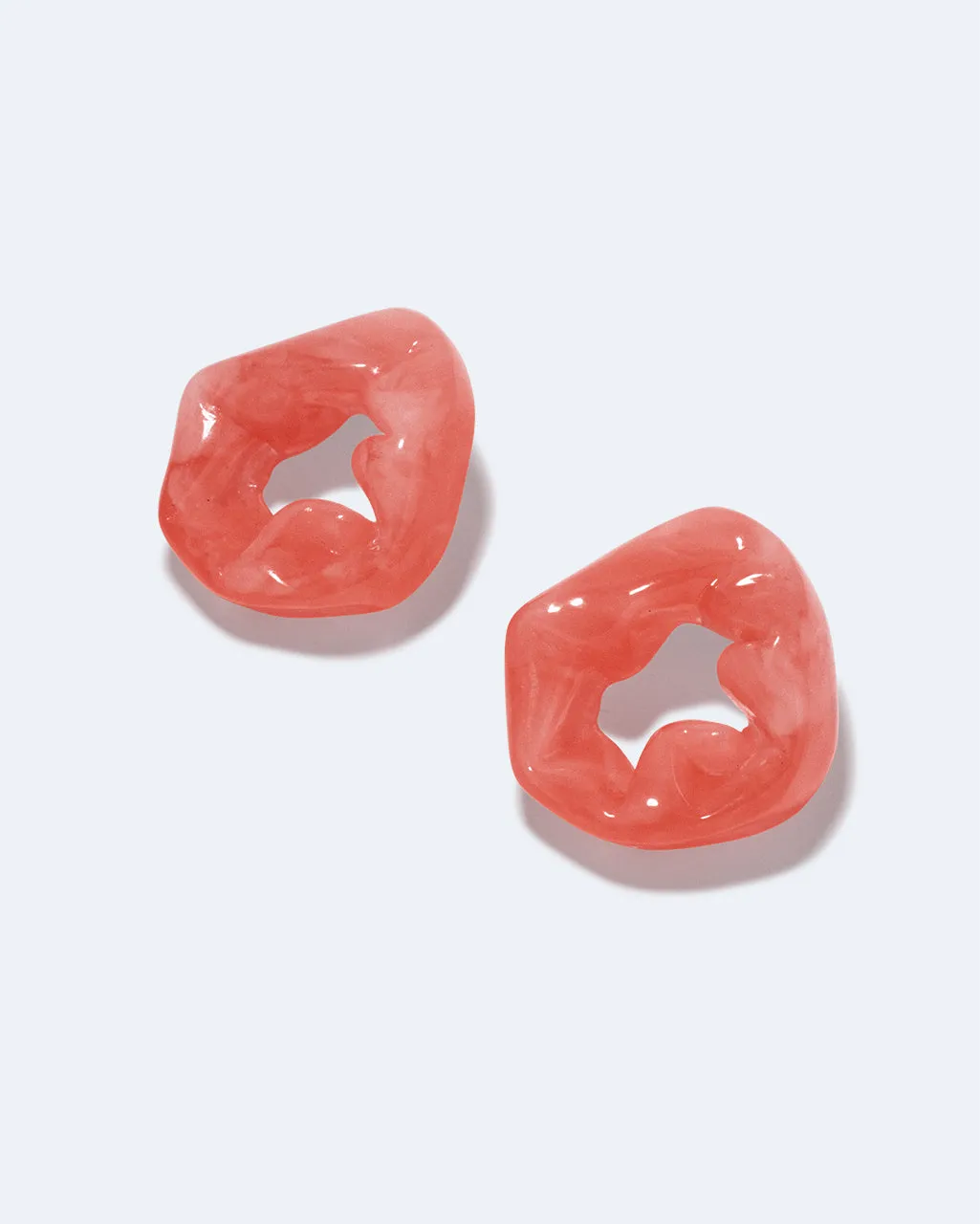 Completedworks Scrunch Coral boucles résine vermeil