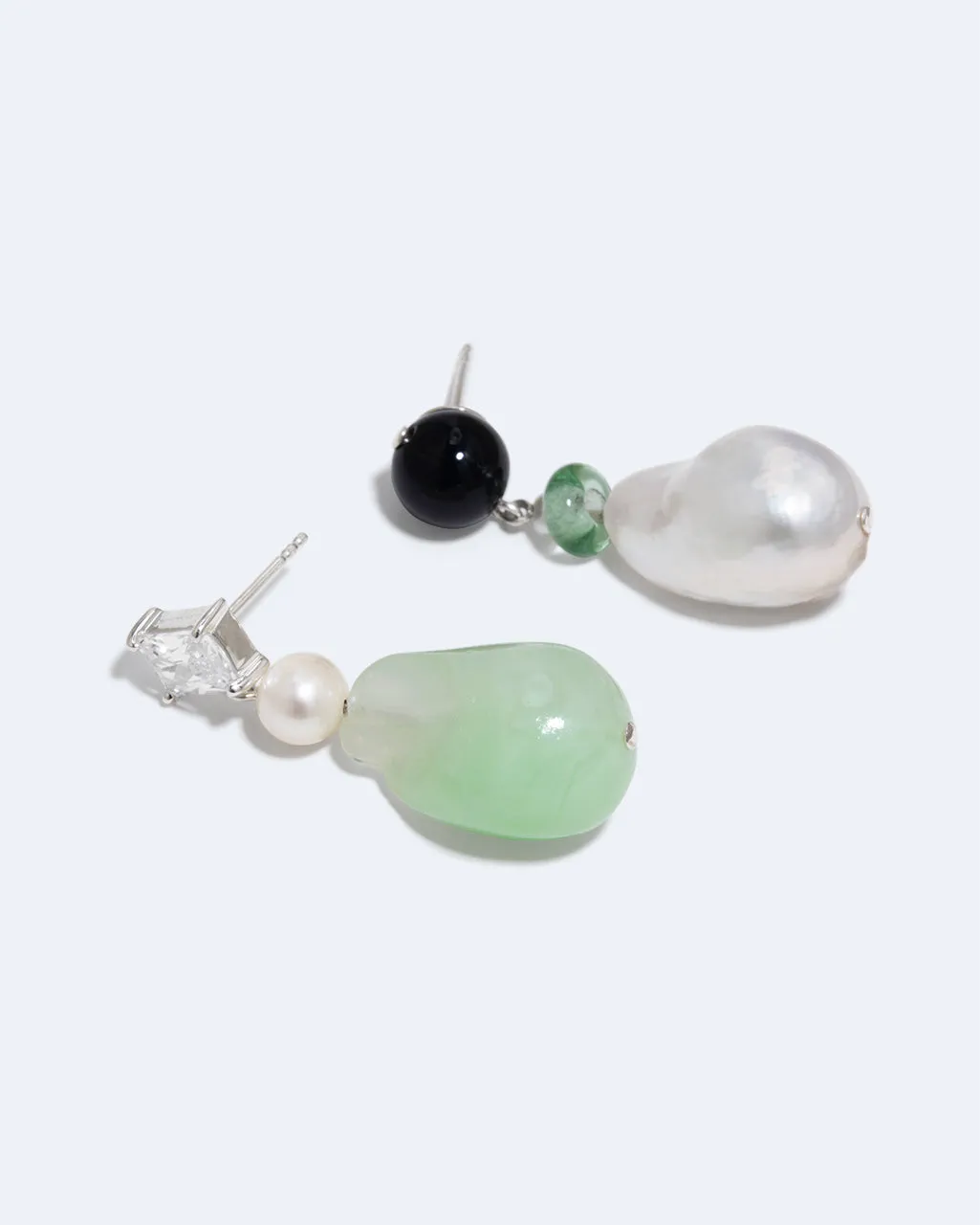 Completedworks Peat boucles d'oreilles perle onyx dépareillées