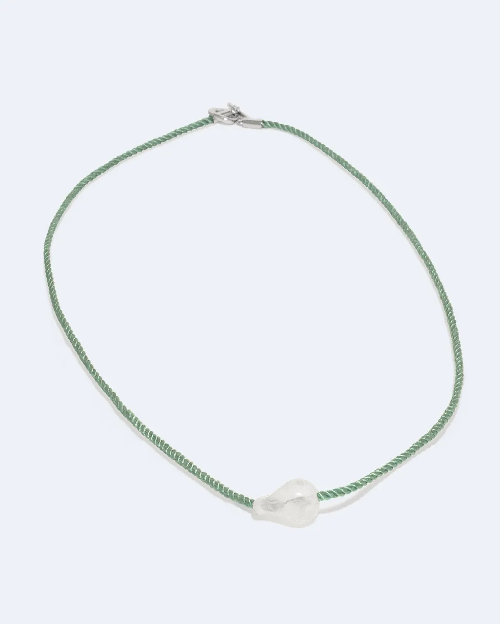 Completedworks H57 collier cordon vert résine homme