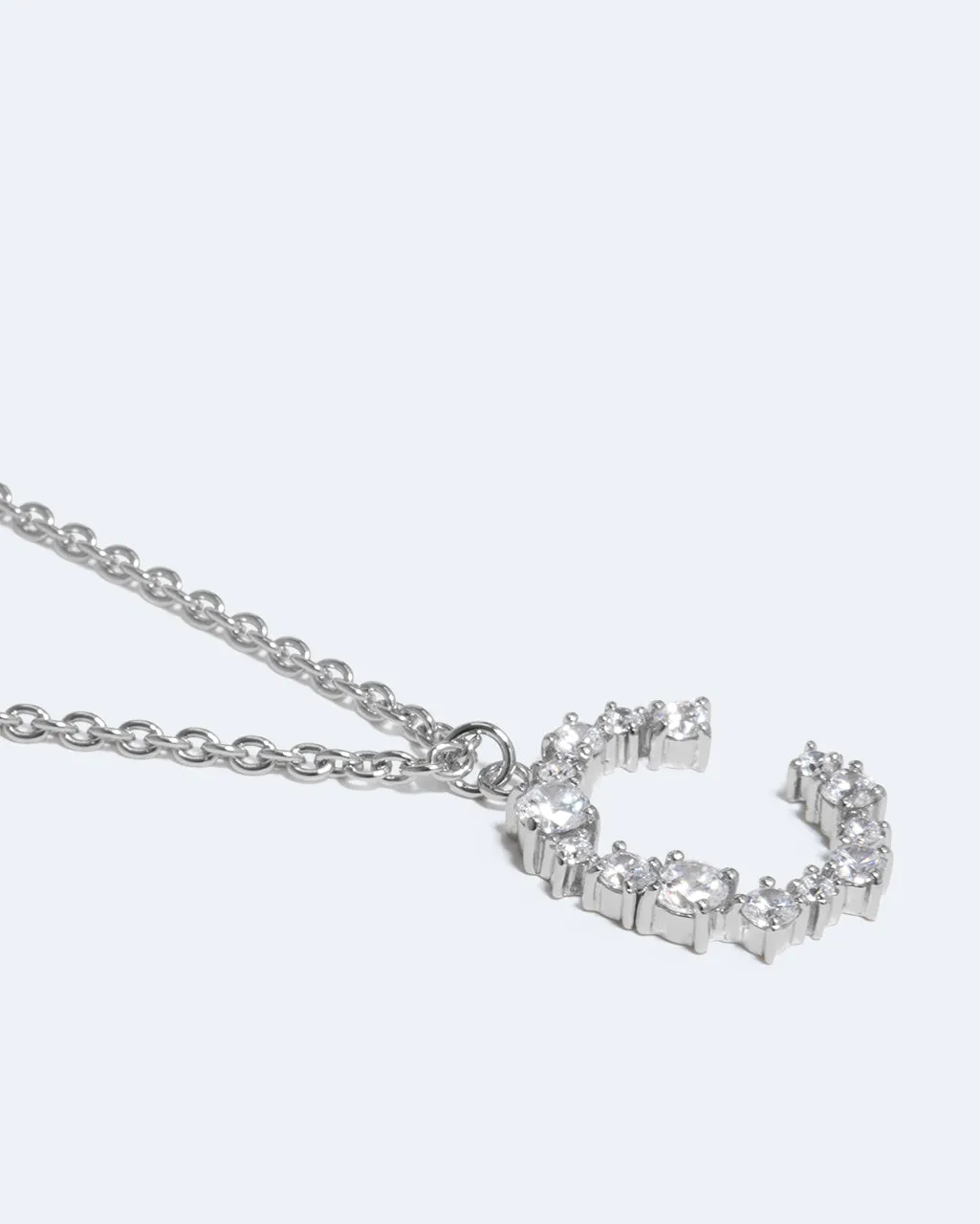 Completedworks Glitchy C collier pendentif lettre rhodié