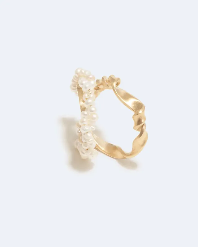 Completedworks A Negotiation with the Infinite ear cuff perle doré