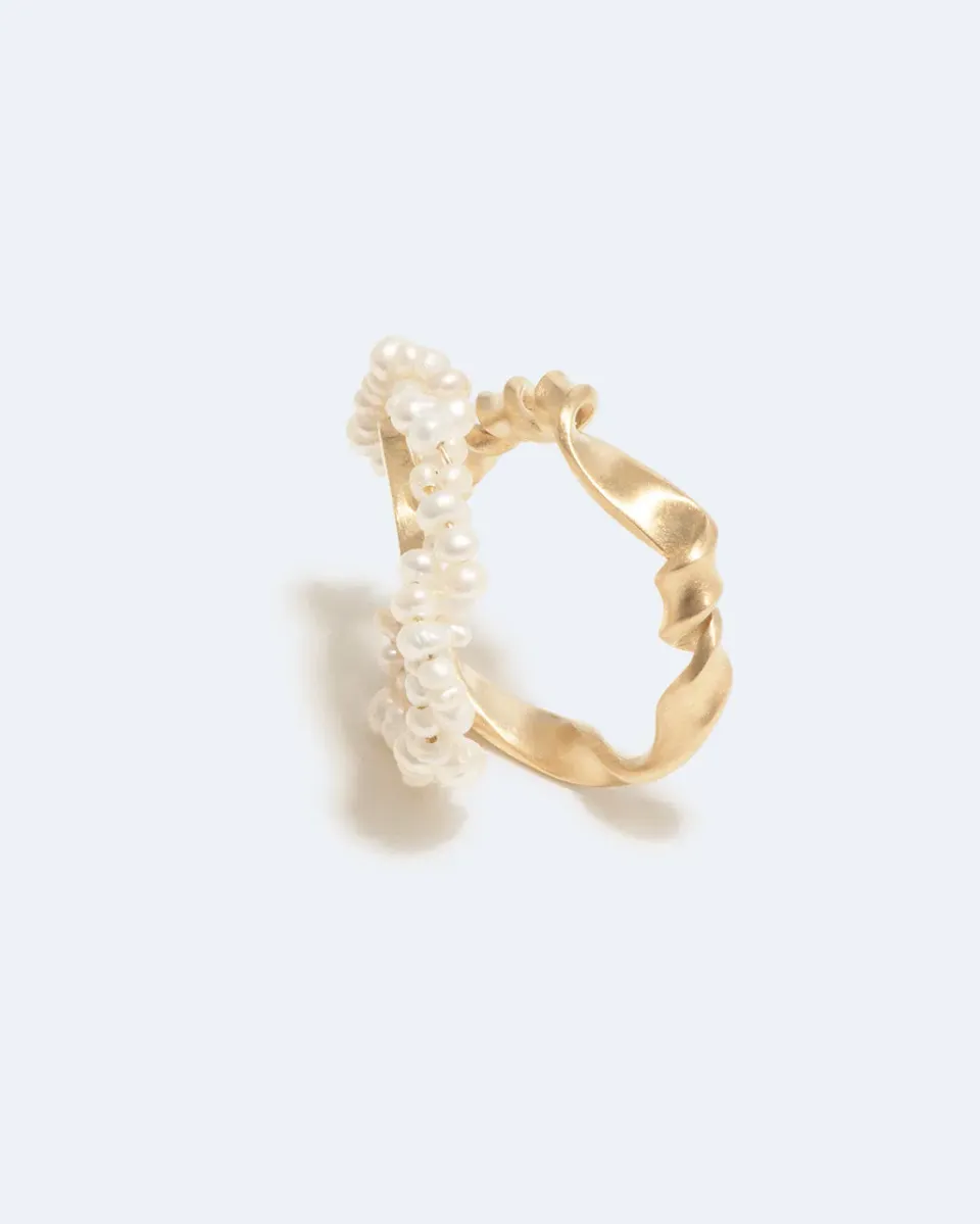 Completedworks A Negotiation with the Infinite ear cuff perle doré