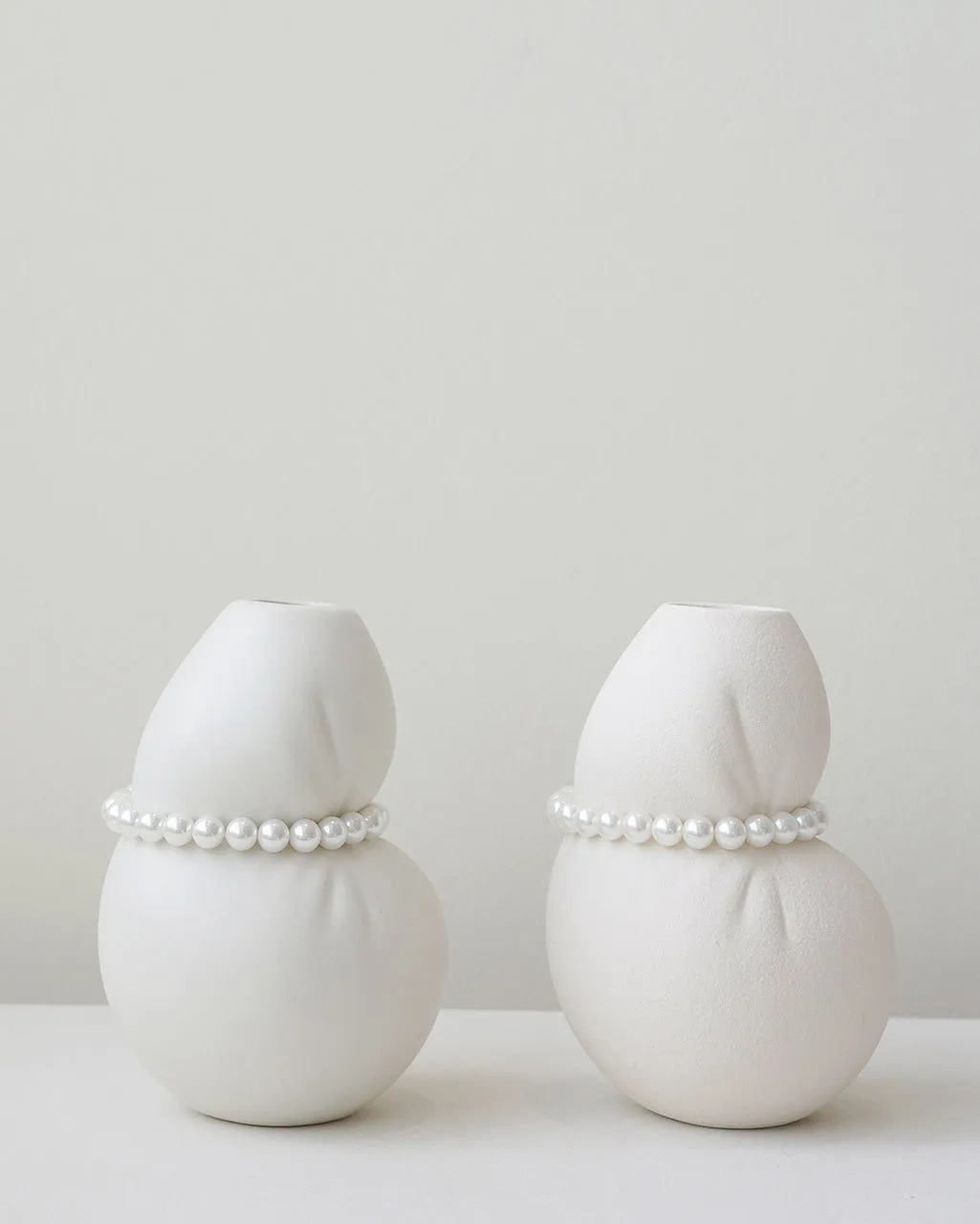 Completedworks Squeezed Small vase blanc mat perles