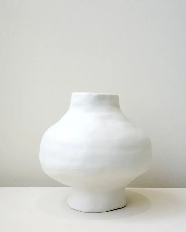 Completedworks Alphabet Forgotten Tongue vase céramique blanc