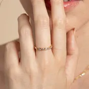 Astrid & Miyu Navette Crystal Band bague dorée cristal