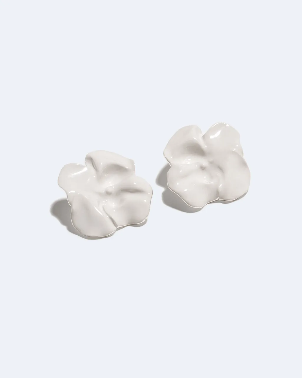 Completedworks Meringue boucles d’oreilles blanc émail