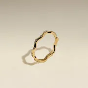 Astrid & Miyu Scalloped Crystal Medium Hoops créoles dorées cristal