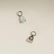 Astrid & Miyu Opal October charm oreille or blanc massif
