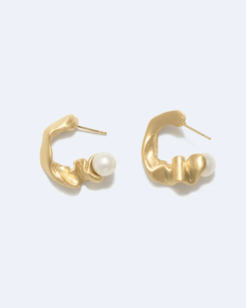 Completedworks Crumple II boucles créoles perle vermeil