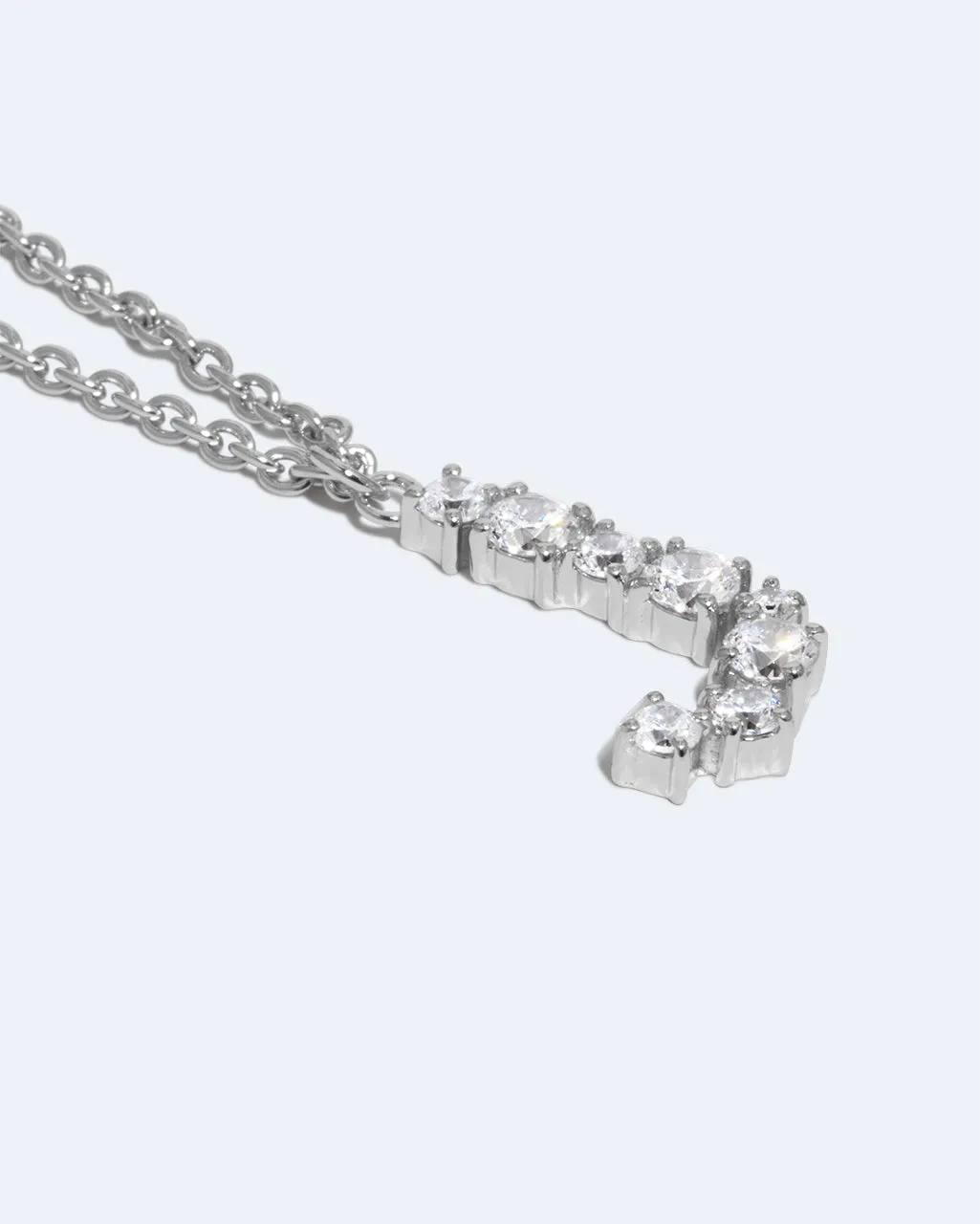 Completedworks Glitchy J collier lettre zirconia argent