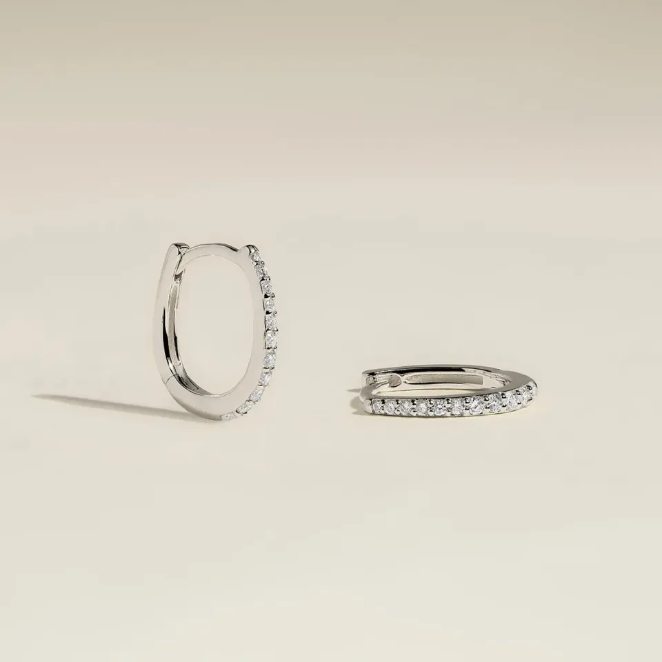 Astrid & Miyu Diamond Pavé créoles or blanc massif