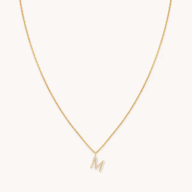 Astrid & Miyu M Initial Pavé collier pendentif doré
