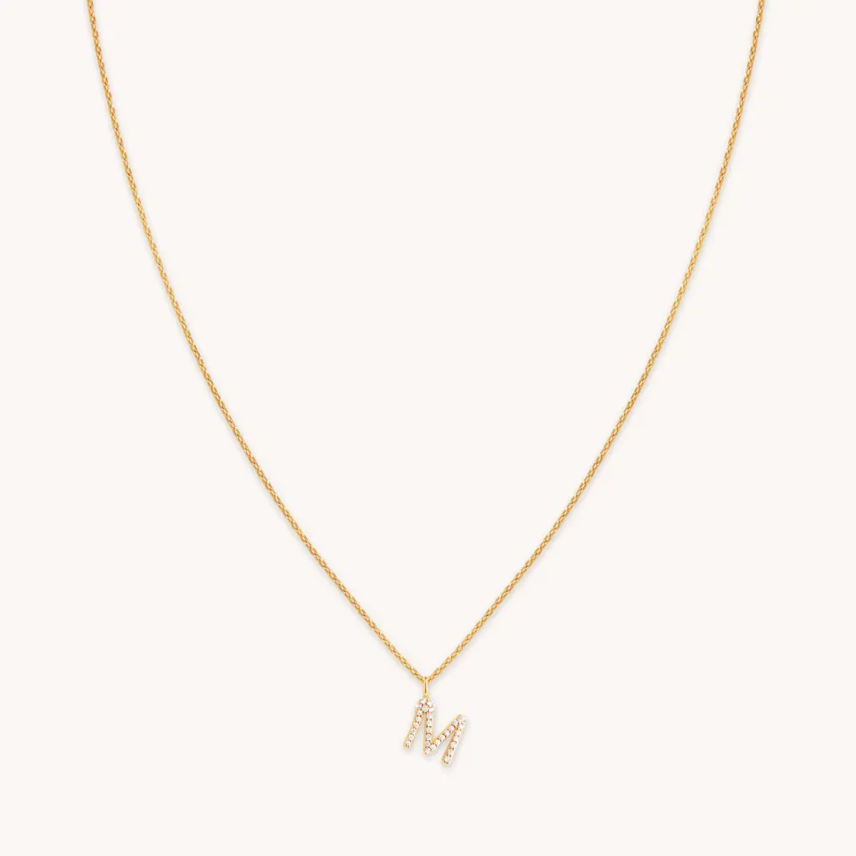 Astrid & Miyu M Initial Pavé collier pendentif doré
