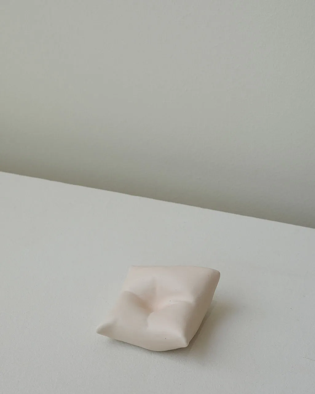 Completedworks Bumped II vase céramique pêche mat