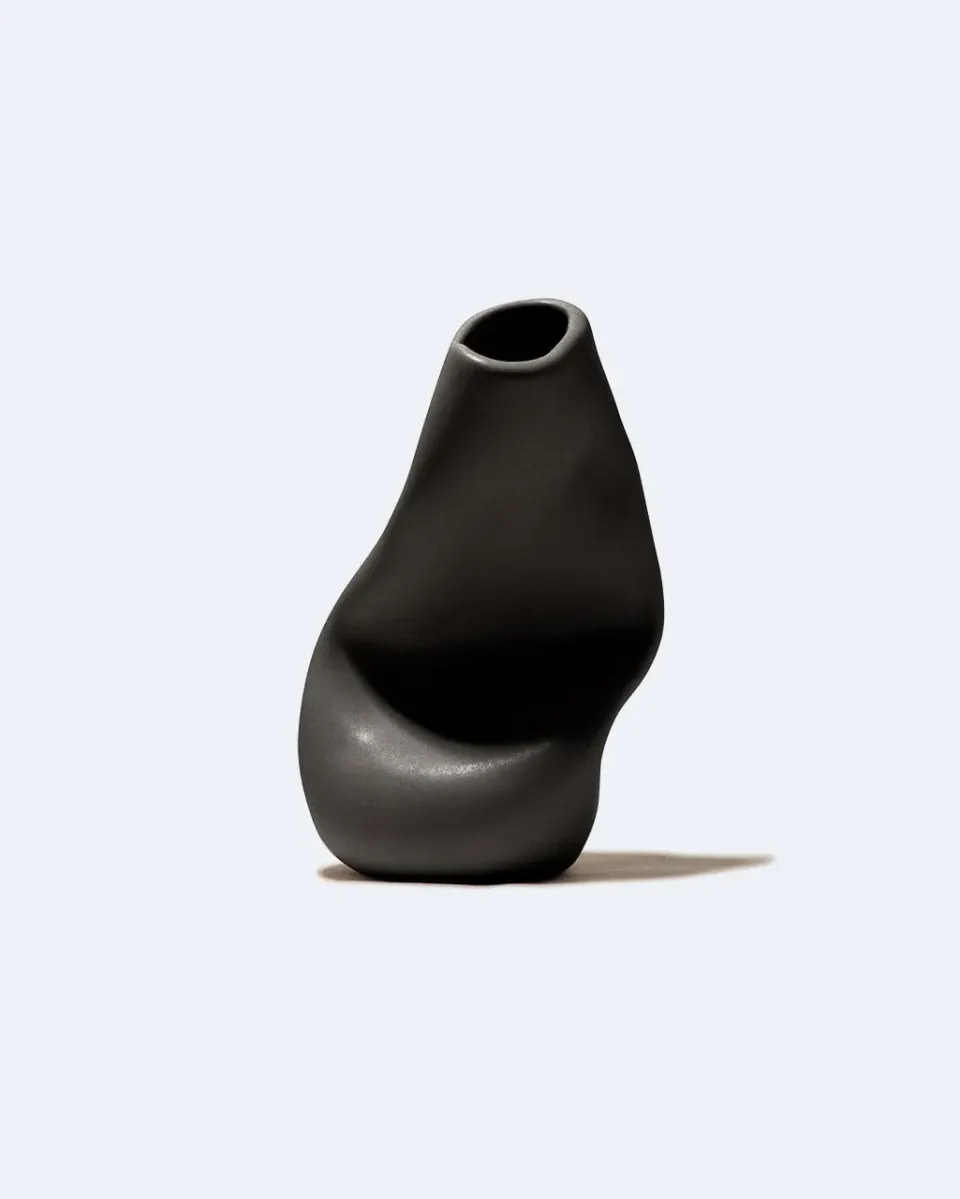 Completedworks Solitude vase céramique noir mat
