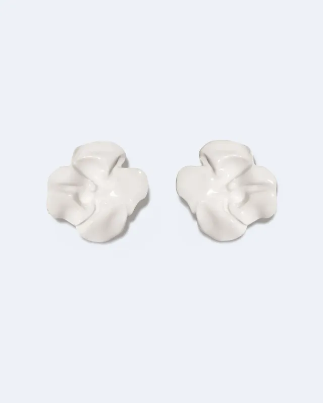 Completedworks Meringue boucles d’oreilles blanc émail