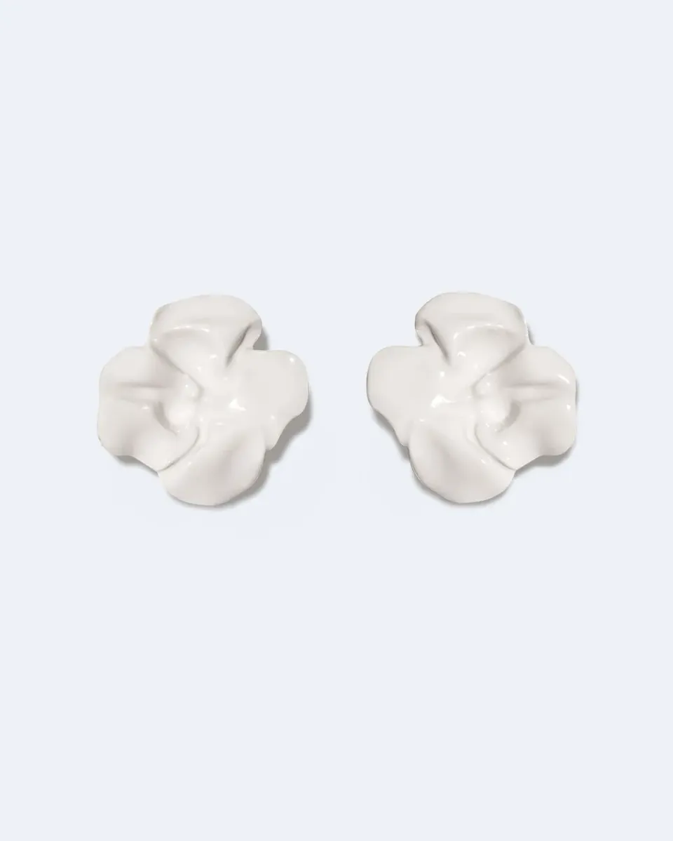 Completedworks Meringue boucles d’oreilles blanc émail